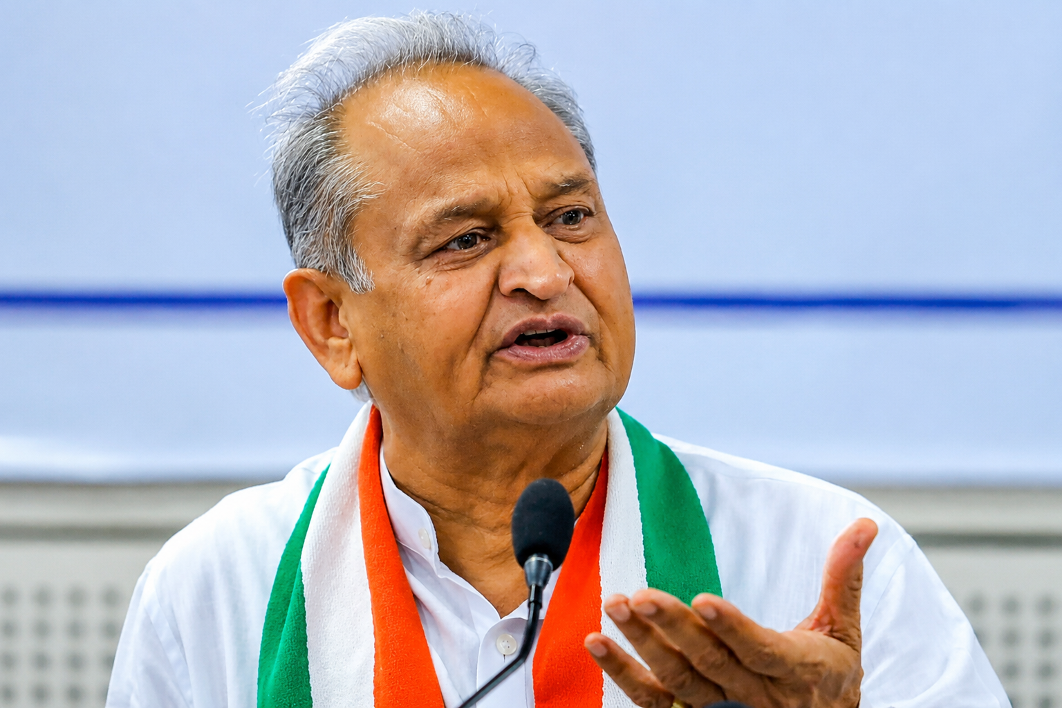 अशोक गहलोत के बयान से बढ़ी सियासी चर्चा, कांग्रेस नेतृत्व पर उठने लगे सवाल?