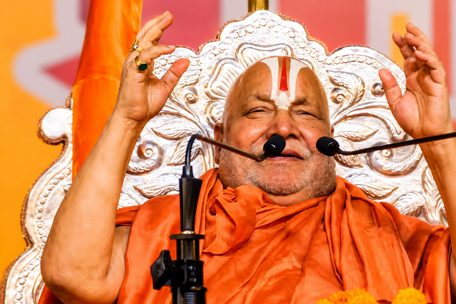 योगी के सामने राहुल गांधी की होगी हार, रामभद्राचार्य ने कर दी बड़ी भविष्यवाणी