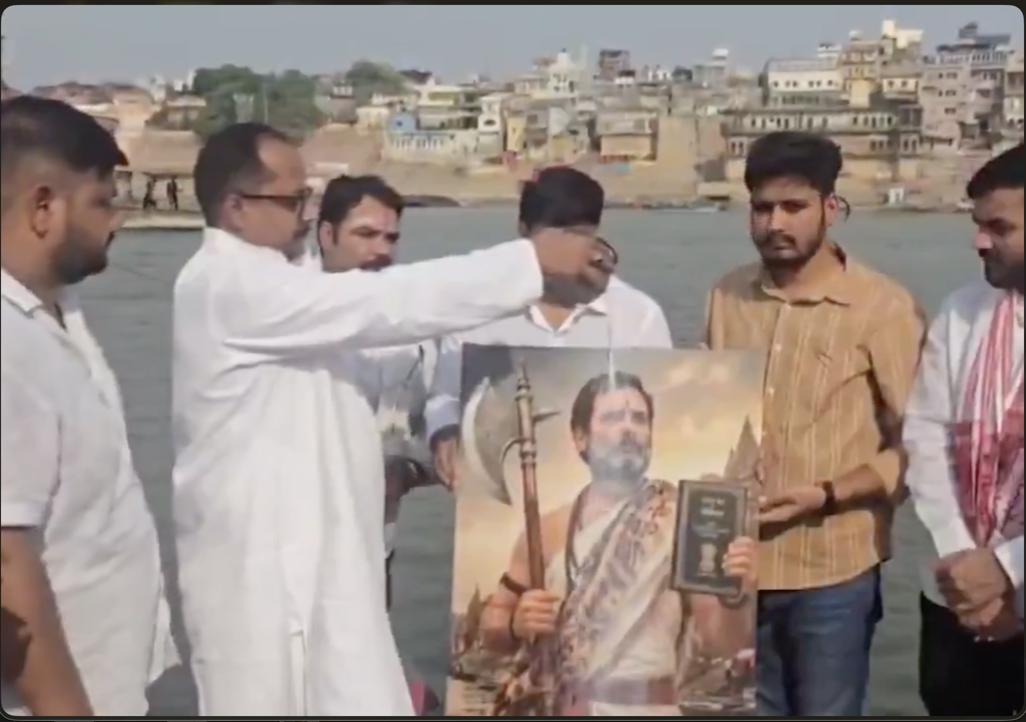 राहुल गांधी के जन्मदिन पर तस्वीर को दूध से नहलाने का वीडियो वायरल, सोशल मीडिया पर उठे दोहरे मापदंडों को लेकर सवाल