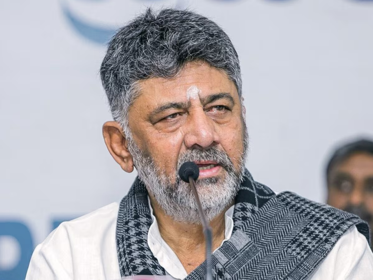 कर्नाटक के एक न्यूज़पेपर ने डीके शिवकुमार को दर्शाया भगवान शिव, सोशल मीडिया मैच गया बवाल
