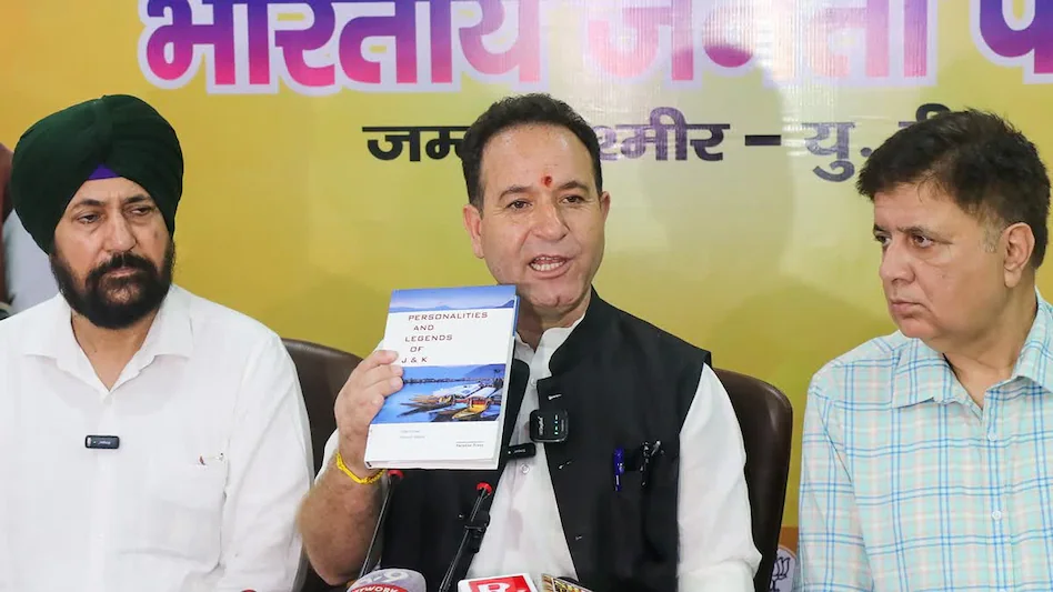 जम्मू-कश्मीर के सरकारी स्कूलों में ‘विवादित किताबों’ पर बवाल, 8 अधिकारी सस्पेंड, जांच शुरू