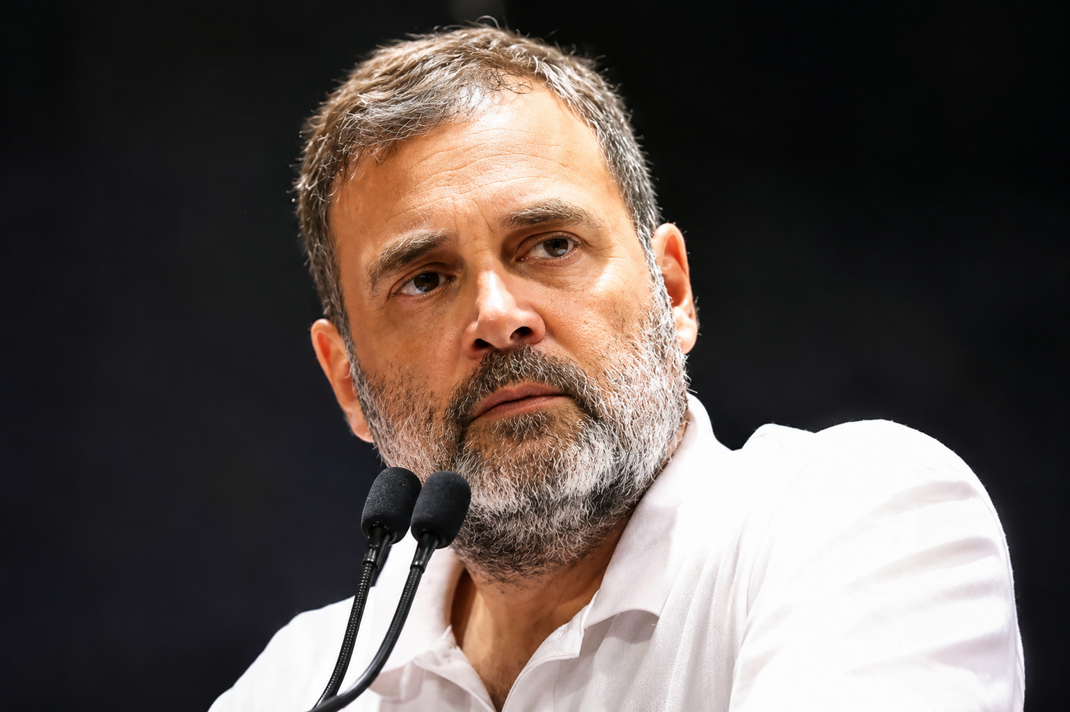 राहुल गांधी विदेश से लौटे, सोशल मीडिया पर लोगों ने उठाए सवाल