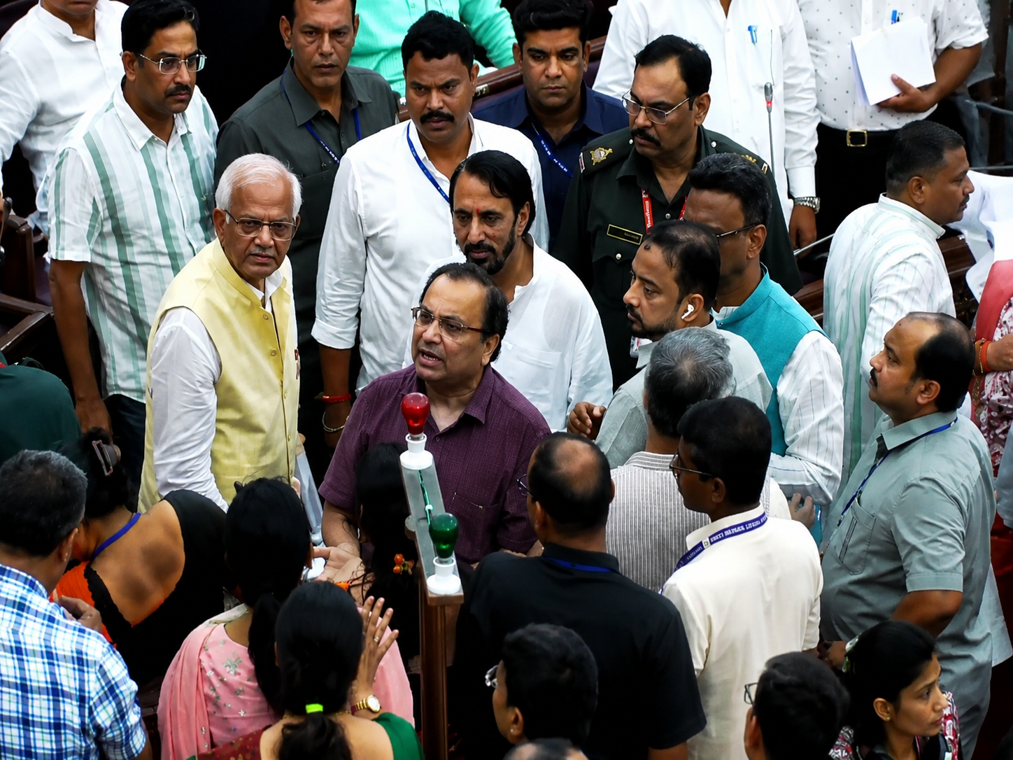 पश्चिम बंगाल विधानसभा में हंगामा: टीएमसी विधायक कुणाल घोष को मार्शलों ने घसीटकर सदन से निकाला