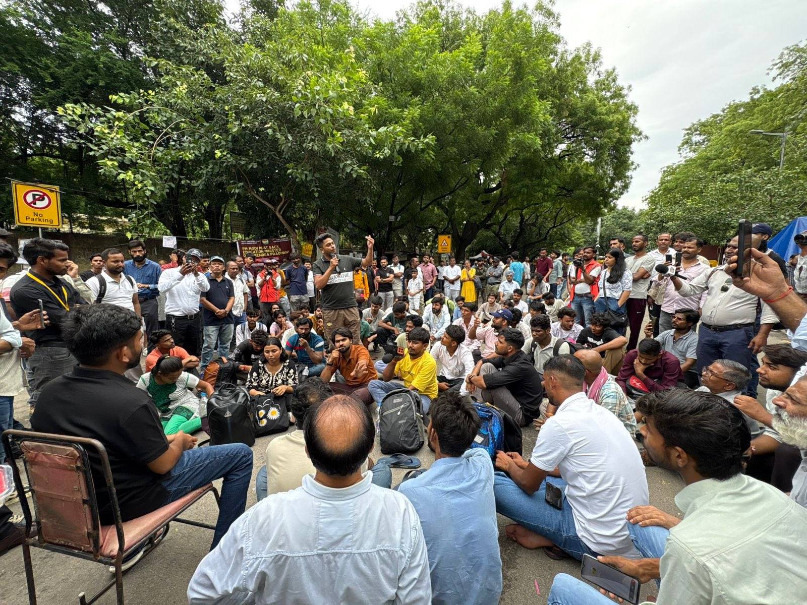 NEET पेपर लीक विरोध प्रदर्शन का बदला पैटर्न: छात्रों के नाम पर वैश्विक प्रोपेगैंडा और ‘टूलकिट’ का नया चक्रव्यूह