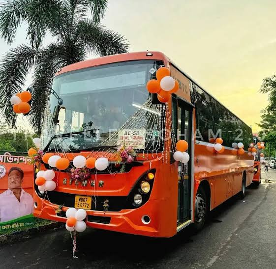 पश्चिम बंगाल में सरकारी बसों का बदला रंग, अब सड़कों पर दौड़ रही हैं भगवा बसें; राजनीतिक बहस तेज