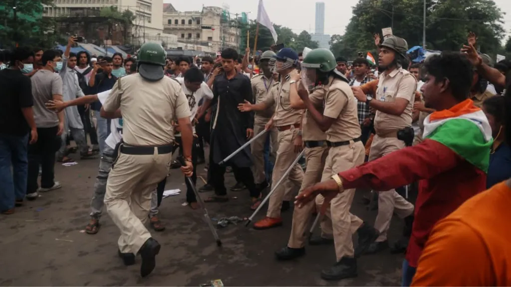 कोलकाता में NEET प्रदर्शन के नाम पर बवाल: उपद्रवियों का ‘माफिया टीम’ और TMC कनेक्शन, 14 गिरफ्तार, लेकिन एक भी छात्र नहीं!